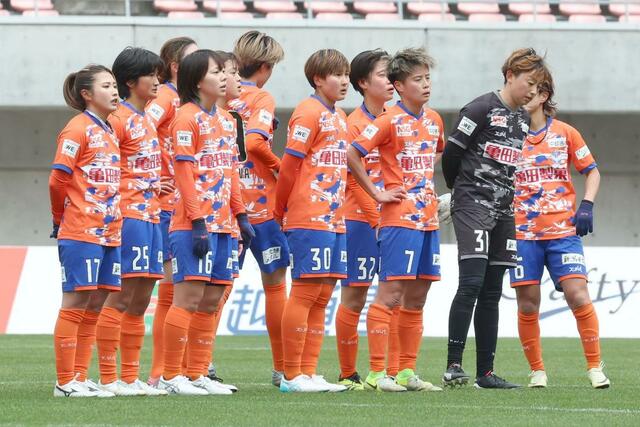 新潟L-C大阪ヤンマー 試合終了後、敗戦に肩を落とす新潟Lの選手たち=ビッグスワン