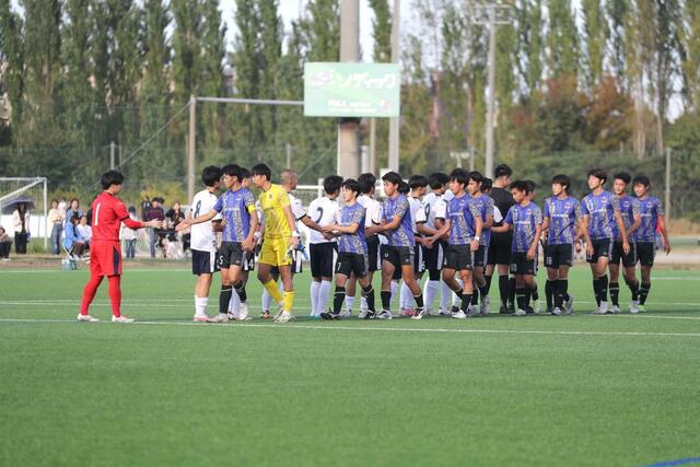 東京学館－日本文理　試合終了後、相手と握手を交わす日本文理イレブン＝１０月２６日、新潟県北蒲原群聖籠町東港５の新潟聖籠スポーツセンター