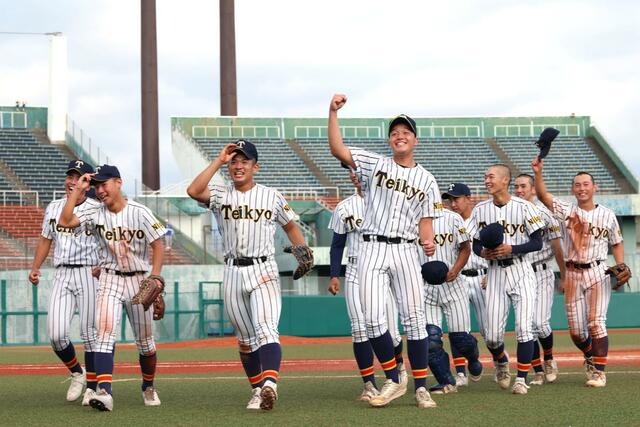帝京長岡－小松大谷　接戦をものにし準決勝進出を決め、喜びを爆発させる帝京長岡選手＝富山市民球場