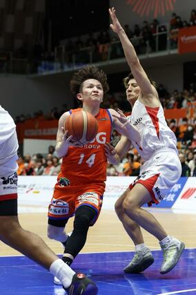 第4クオーター、攻め上がる冨岡大地