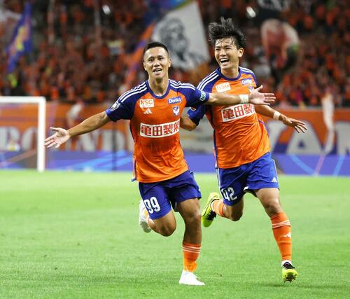 ＦＷ小野裕二（左）がシュートを決め２－０＝デンカビッグスワン