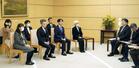 林官房長官と面会する早紀江さん(右から3人目)と「横田めぐみさんとの再会を誓う同級生の会」の池田正樹代表(同4人目)ら=10日午後、首相官邸