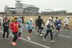 小雨が降る中、ランナーたちが田園地帯を駆け抜けた新潟ハーフマラソン=3月16日、新潟市中央区