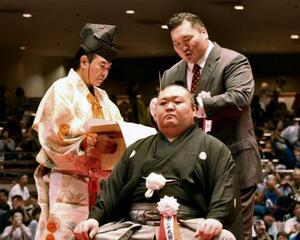 桐山親方の引退相撲に出席し、大銀杏にはさみを入れる白鵬翔さん(後方)=31日、両国国技館