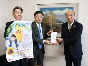 子どもたちを交通事故から守る「黄色いワッペン」の贈呈式=小千谷市城内4