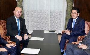 　会談に臨む日本保守党の百田代表（左）と自民党の松山参院会長＝３０日午後、国会