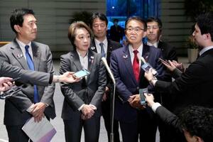 　高市首相と面会後、取材に応じる（手前左から）名古屋市の広沢一郎市長、橋本聖子元五輪相、愛知県の大村秀章知事＝２４日午後、首相官邸