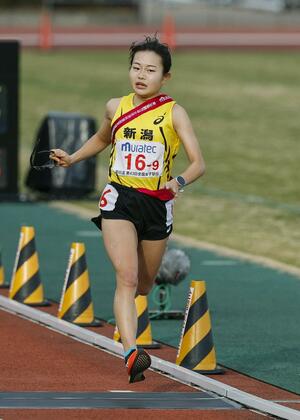 ゴールする新潟のアンカー清水杏夏=12日、たけびしスタジアム京都