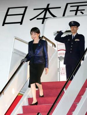 日米首脳会談のため、ワシントン郊外のアンドルーズ空軍基地に到着した高市首相=18日(共同)