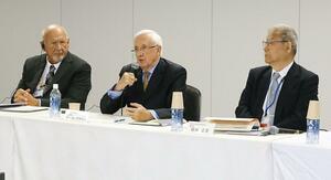 衛星電話の問題について語る東電原子力改革監視委員会のデール・クライン委員長=東京都