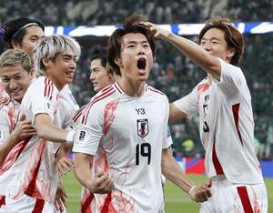 W杯アジア最終予選のサウジアラビア戦で得点し、喜ぶ小川(19)=2024年10月、ジッダ(共同)