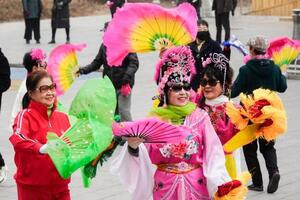公園で踊りを楽しむ高齢者=2024年11月、中国吉林省延吉市(共同)