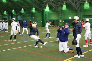 NTT東日本野球部の選手から指導を受ける中学生たち=新潟市西蒲区峰岡