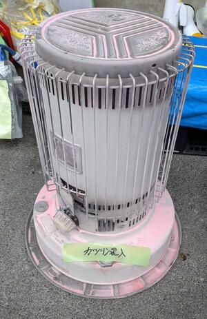 誤ってガソリンを給油し、調整ダイヤルが溶けた石油ストーブ＝１０日、胎内市（新潟県提供）