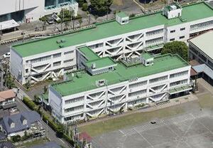 男2人が侵入した東京都立川市の小学校=5月