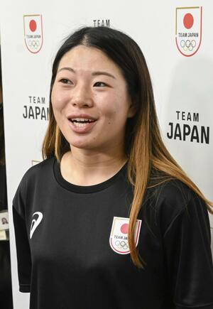 取材に応じるスノーボード女子の冨田せな=24日、味の素ナショナルトレーニングセンター