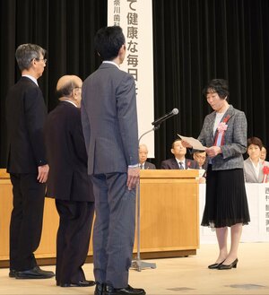 県知事表彰を受け、代表して感謝を述べる新発田市の大川原さとみさん(右)=新発田市中央町4