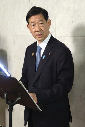 閣議後に記者会見する伊藤環境相=5月10日、国会
