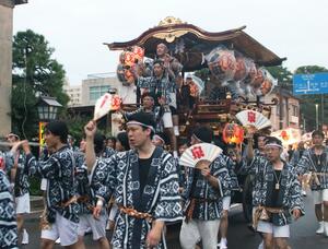 木やりを歌いながら町を練り歩く豪華な台輪=8月29日、新発田市諏訪町2、3