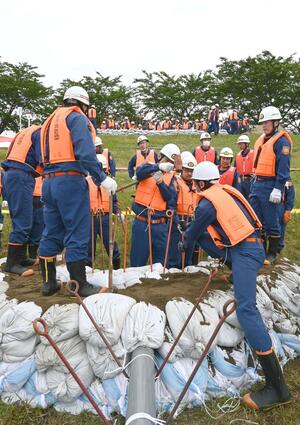 水防活動に取り組んだ消防団員=5月31日、糸魚川市