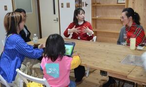 　行きつけのカフェで、女性らと話す東京都練馬区議の石森愛さん（中央奥）＝１４日、練馬区