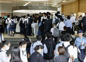 JR武蔵溝ノ口駅で、東急田園都市線からの振り替え輸送の列に並ぶ人たち=6日午前、川崎市高津区