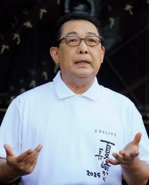 コンサートへの意気込みを語るさだまさしさん=5日午後、長崎市