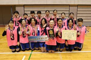 全日本女子総合ドッジボール選手権で準優勝した本県の小学生チーム「トキめきマイガール」=新潟市中央区
