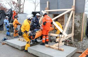 地震災害を想定した国際消防救助隊の連携訓練＝新潟市西区曽和