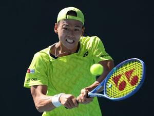 　男子シングルス１回戦でプレーする坂本怜＝メルボルン（ゲッティ＝共同）