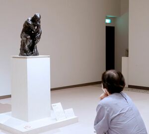 作品のポーズをまねて楽しむ展示=9月26日、長岡市千秋3
