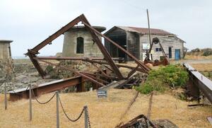 強風の影響で倒壊したトラス橋＝１３日、佐渡市相川地区