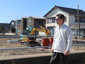 能登半島地震で被害を受けた石川県珠洲市の復興工事現場に立つ阿部徳太郎さん=2月
