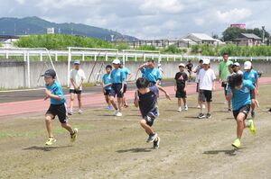 南魚沼市ジュニアアスレチッククラブの夏季教室=南魚沼市余川の八海高校グラウンド