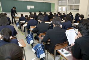 2025年度の入試を行う新潟市内の県立高。高校授業料無償化の対象が拡充される中、県立高でも特色のある学びの提供が求められている=新潟市中央区