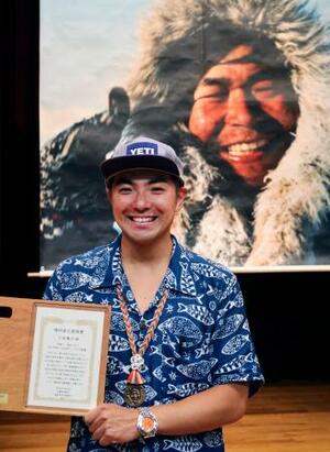 　「植村直己冒険賞」の授賞式で写真に納まる小坂薫平さん＝２０日午後、兵庫県豊岡市