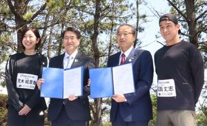 佐渡トキマラソンと新潟シティマラソンの連携協定を締結した渡辺竜五佐渡市長(右から2人目)と中原八一新潟市長(同3人目)=佐渡市両津湊