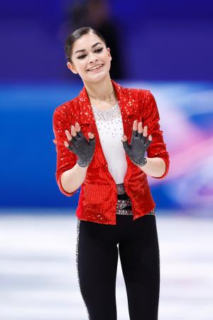 女子SPの演技を終え、手を振るアデリア・ペトロシャン=ミラノ(共同)