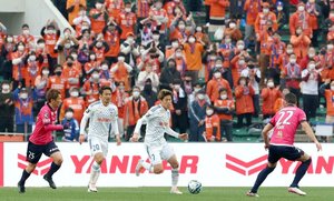 前半、攻め上がるFW谷口海斗選手(中央)。敵地に訪れた新潟サポーターが声や拍手で後押しした=18日、大阪市のヨドコウ桜スタジアム