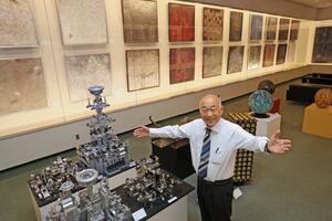 自作に囲まれ「思い入れのある作品ばかり」と話す中原一磨さん=新潟市中央区西船見町のNSG美術館