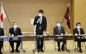 夏の参院選に立候補を予定する小林一大県議の事務所開き=2日、新潟市中央区