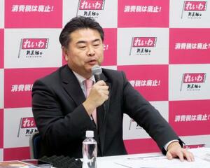 　記者会見するれいわ新選組の高井崇志幹事長＝２７日午後、国会