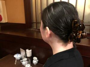 　取材に応じる佳奈さん＝８月８日、東京都新宿区