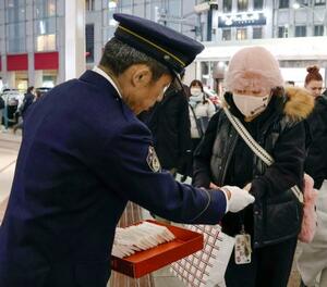 情報提供を求める京都府警の警察官=15日午後、京都市下京区