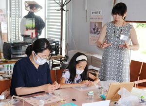 粘土を使ったマグネット作りに熱中する参加者=柏崎市青海川