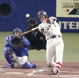 　２回日本代表２死、サポートメンバー・佐々木が左越えに本塁打を放つ。捕手石伊＝バンテリンドーム