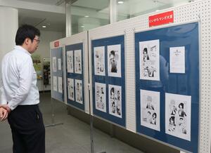 新潟市立中央図書館で開かれている「第28回にいがたマンガ大賞入賞作品展」=中央区明石2