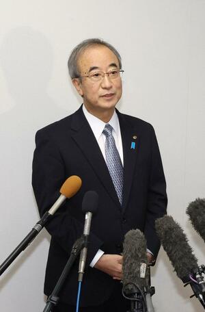 閉会後、報道陣の取材に応じる花角英世知事=21日、県議会