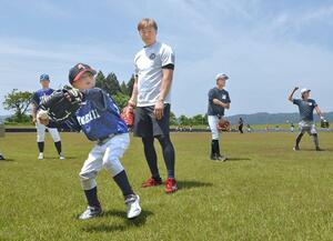 少年野球チームの子どもたちを指導する岡島秀樹さん=5月26日、十日町市笹山野球場