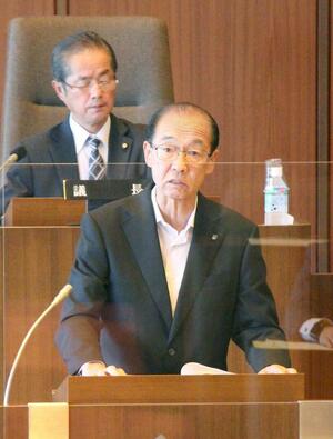 当選後初めての阿賀野市議会定例会本会議に臨んだ加藤博幸市長=6月4日、阿賀野市議会議場